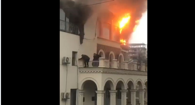 სასტუმრო ,,ამბასადორში” ძლიერი ხანძარია – შემაძრწუნებელი კადრები ადგილიდან