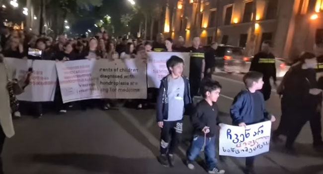 “წამალი ბავშვებს!” – აქონდროპლაზიის დიაგნოზის მქონე ბავშვებისთვის მედიკამენტის დაფინანსების მოთხოვნა