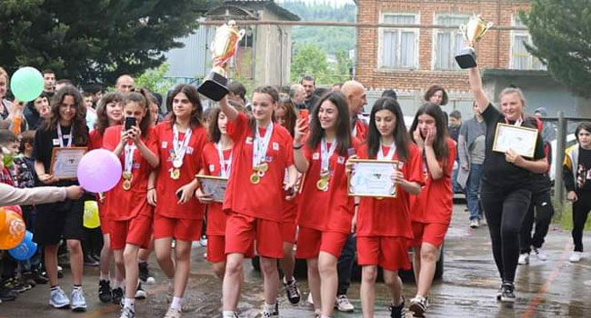 ზესტაფონის  მე -3 საჯარო სკოლის გოგონათა გუნდი ხელბურთში საქართველოს ჩემპიონი გახდა