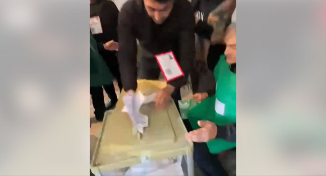 პოლიციამ  საარჩევნო ყუთში ბიულეტენების ჩაყრის ფაქტზე, საკრებულოს თავმჯდომარის მოადგილე და კიდევ ერთი პირი დააკავა