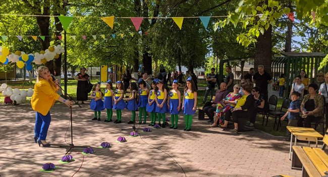 „ამბები ანბანეთიდან“: პირველკლასელთა ზეიმი ოზურგეთის მეოთხე სკოლაში
