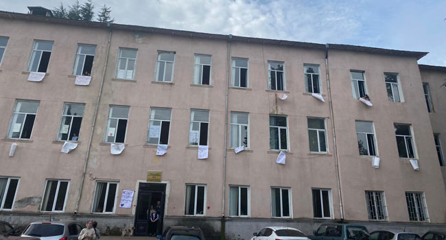 რა სახით აპროტესტებენ ოზურგეთში განათლების სამინისტროს გადაწყვეტილებას