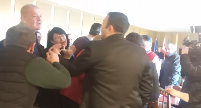 ოზურგეთის საკრებულოს სხდომაზე პოლიცია გამოიძახეს – სხდომა შეწყდა