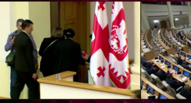 სალომე ზურაბიშვილი დეპუტატების შეკითხვებს არ უპასუხებს _ პრეზიდენტმა დარბაზი დატოვა