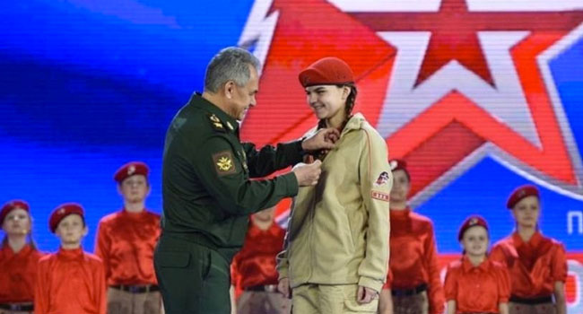 შოიგუმ, დააჯილდოვა გოგონა, რომელმაც მამა სამხედრო კომისარიატში მამა დააბეზღა