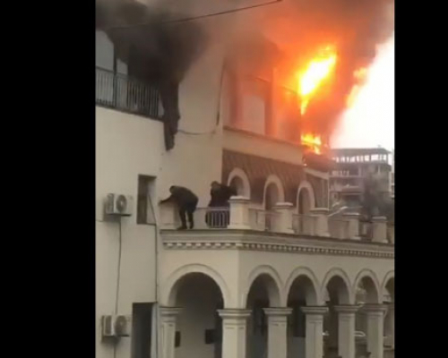 სასტუმრო ,,ამბასადორში” ძლიერი ხანძარია – შემაძრწუნებელი კადრები ადგილიდან