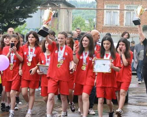 ზესტაფონის  მე -3 საჯარო სკოლის გოგონათა გუნდი ხელბურთში საქართველოს ჩემპიონი გახდა