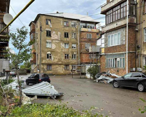 ქარმა საცხოვრებელ სახლებს სახურავები გადახადა – სტიქია გურჯაანში