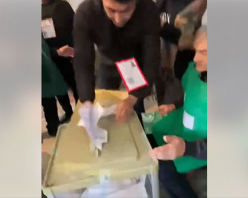 პოლიციამ  საარჩევნო ყუთში ბიულეტენების ჩაყრის ფაქტზე, საკრებულოს თავმჯდომარის მოადგილე და კიდევ ერთი პირი დააკავა