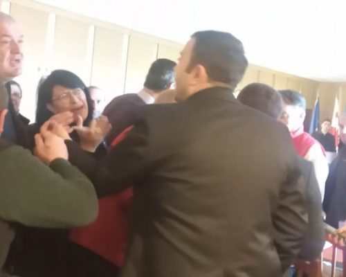 ოზურგეთის საკრებულოს სხდომაზე პოლიცია გამოიძახეს – სხდომა შეწყდა