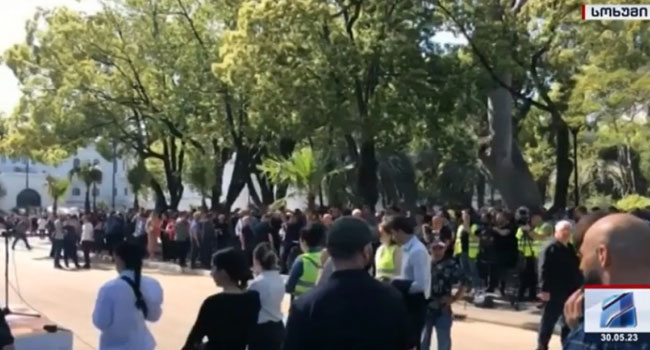 ოკუპირებულ სოხუმში დე ფაქტო მთავრობის გადადგომას ითხოვენ