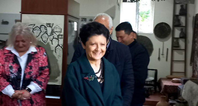 თეა წულუკიანმა სამტრედიაში სალოტბარო სკოლის მოსწავლეების შემოქმედება გაიცნო